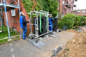 Zwei Monteure bewegen einen Wärmepumpenlift.